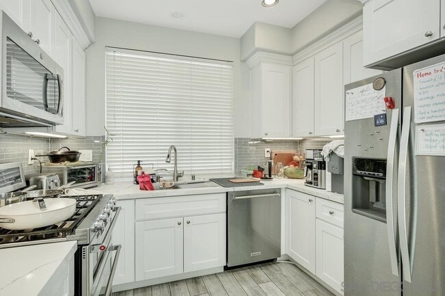 Building Photo - 2811 W Canyon Ave.