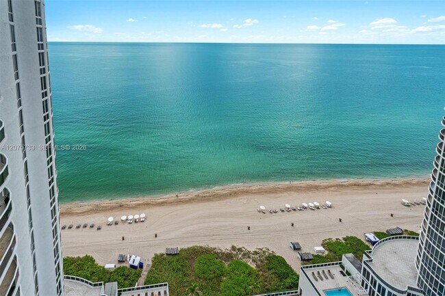 Building Photo - 16001 Collins Ave