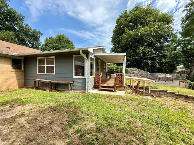 Building Photo - 5 Bedroom 2 Bathroom in Derby, KS