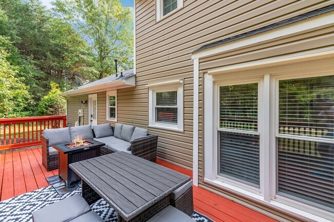 Building Photo - Charming 3 Bedroom Home with Modern Features and Spacious Outdoors!