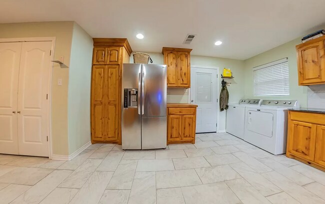 Building Photo - 320 Meadow Dr