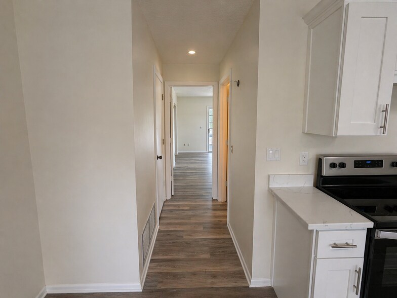 Building Photo - 28 Lake Vista Trl