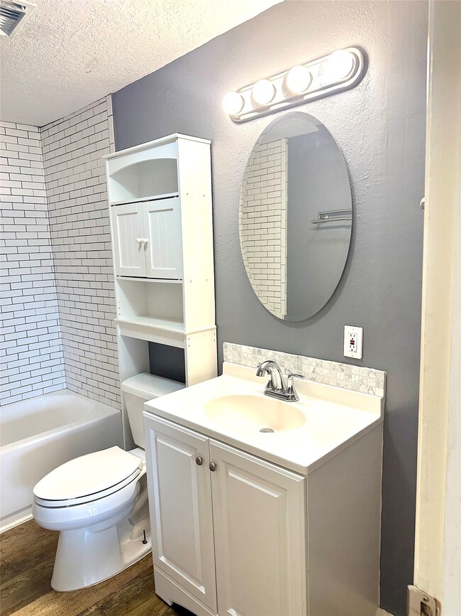 Building Photo - 1005 Avenue E 1/2