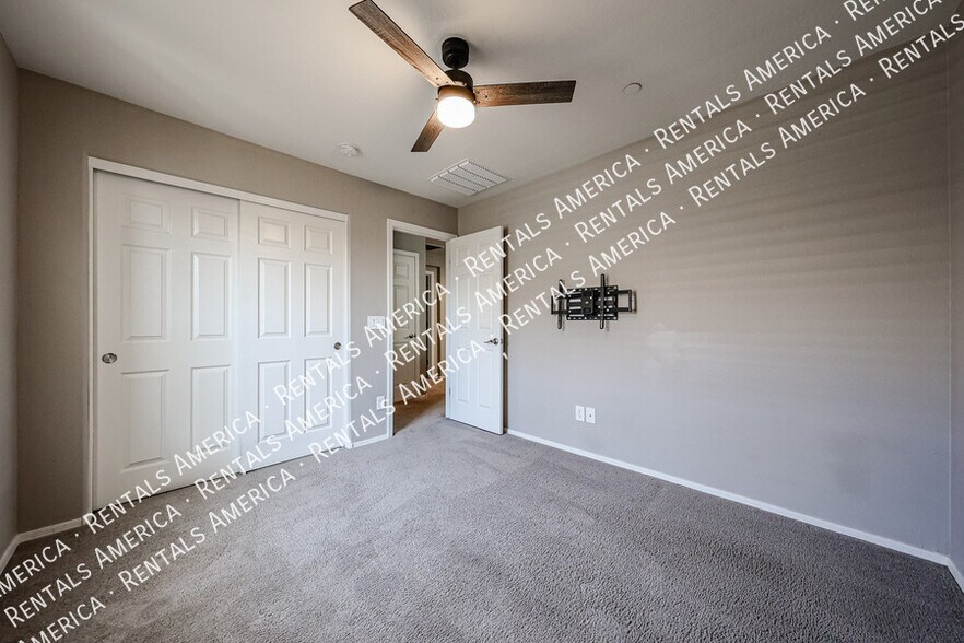 Building Photo - 257 N 56th Pl