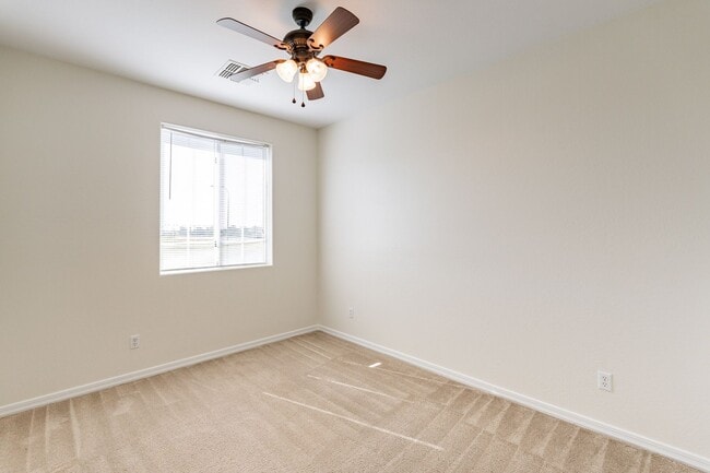 Building Photo - Spacious 4 Bed 2.5 Ba in Gated Community