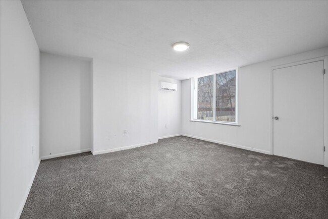 Building Photo - 612 N St Clair St