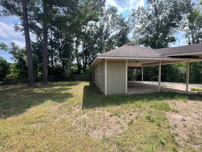 Building Photo - Charming Baton Rouge Home with Flex Room, Fireplace & Spacious Front Porch