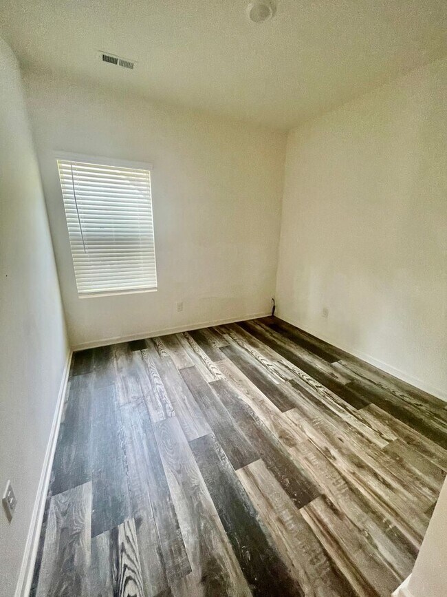 Building Photo - Welcome to this stunning 5-bedroom, 2-bath...