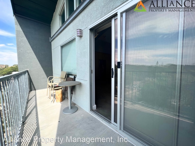 Building Photo - 2 br, 2 bath House - 820 N. Manhattan Ave....