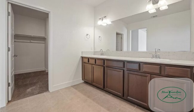 Building Photo - CORNER LOT - Beautiful 5-Bedroom Home for Rent in North Merced!