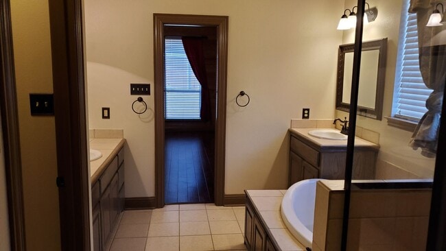Building Photo - 1621 Colonial Dr