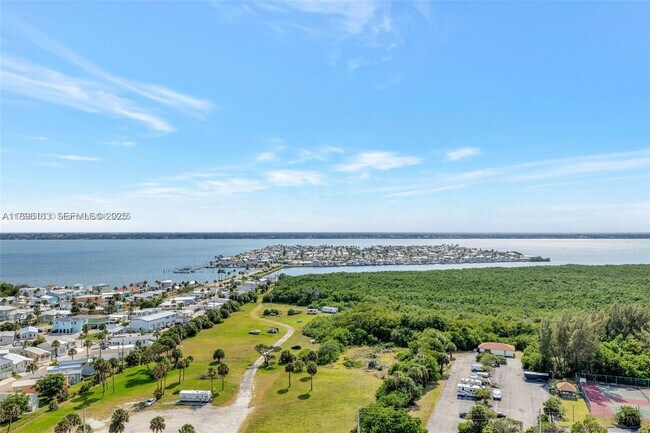 Building Photo - 9650 S Ocean Dr