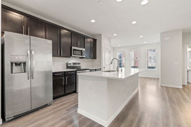 Building Photo - Newer 4 bed, 3.5 bath Townhome In Lynnwood...