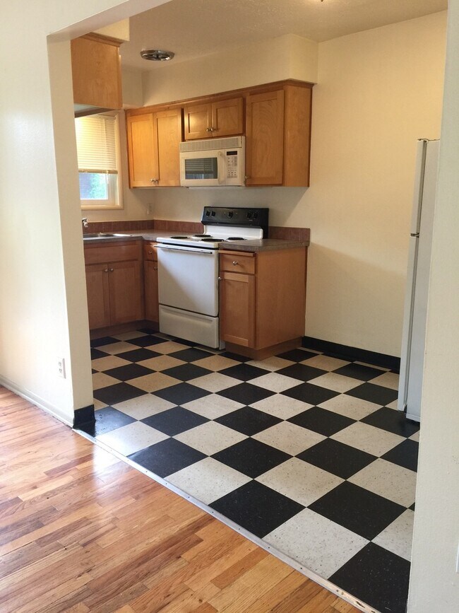 Building Photo - Corner 1bed, great location, bike storage,...