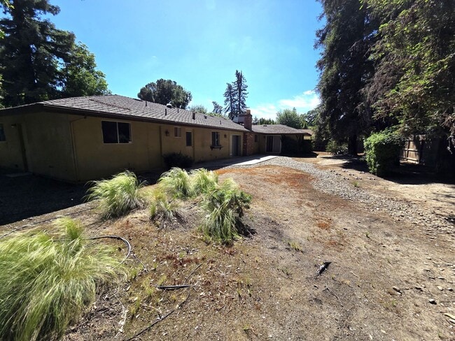 Building Photo - Immaculate 5 Bedroom 2.5 Bath Home Near Visalia Country Club