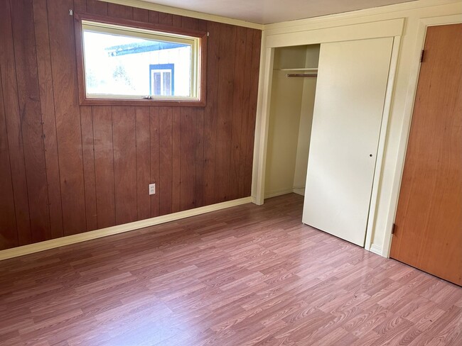 Building Photo - 2 bed 1 bath in Hamilton