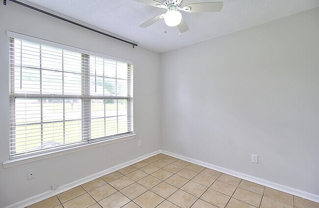 Building Photo - 815 Sagewood Dr