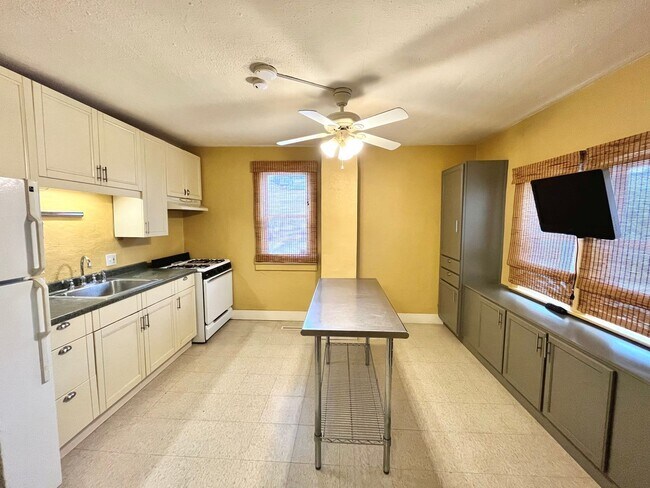 Primary Photo - 424/424A, 424B W. Washington Street