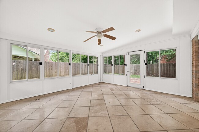 Building Photo - 42 Rockridge Dr