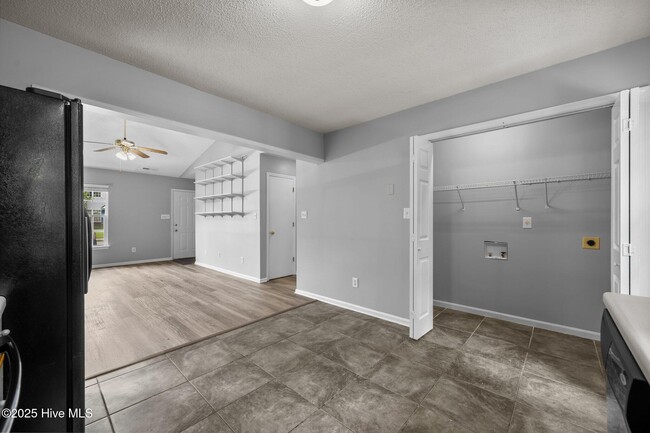 Building Photo - 1087 W Pueblo Dr