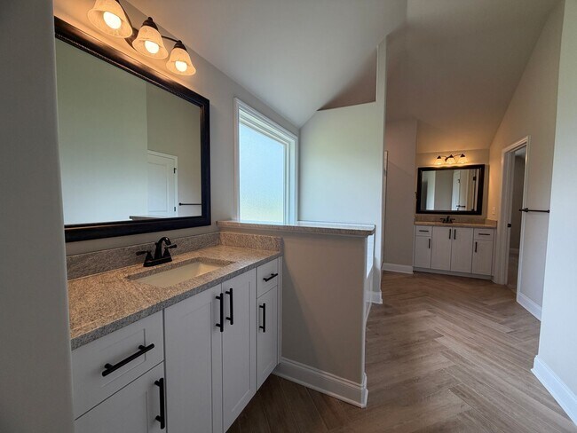Building Photo - 3500 Hilltop Trl