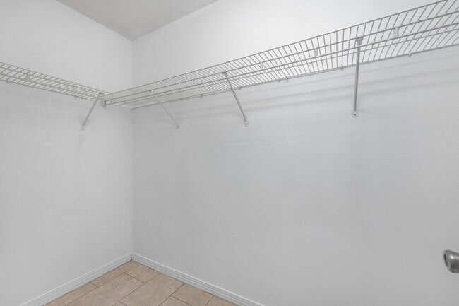 Building Photo - Charming 3BR/2BA with Fenced Yard & Commun...