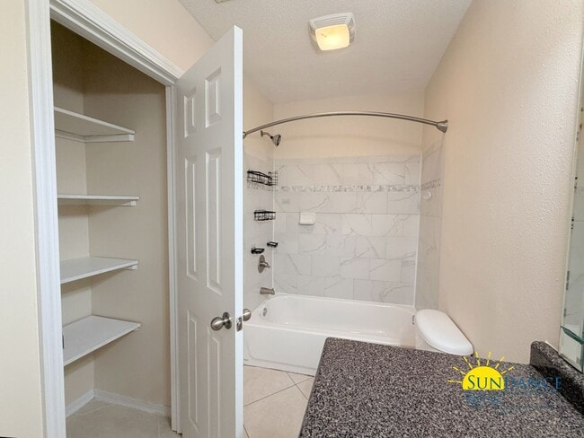 Building Photo - Charming 2 Bedroom Unit in Fort Walton Beach!