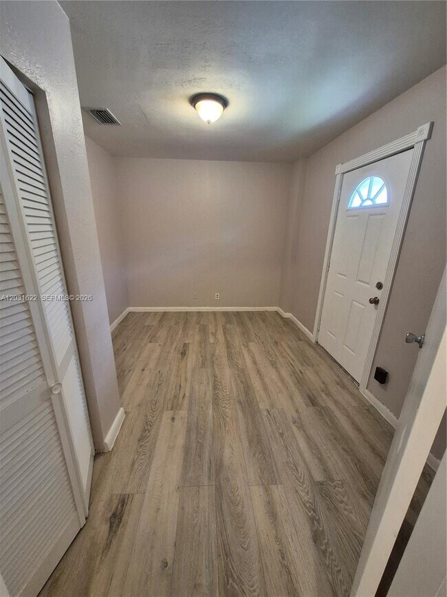Building Photo - 5653 Coconut Rd