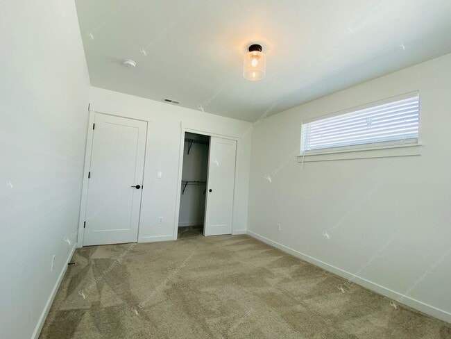 Building Photo - Bright & Spacious SE Bend Retreat with Vau...