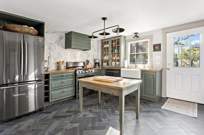 Building Photo - 10 Greenwood St