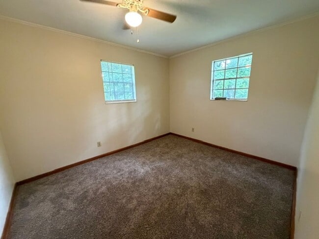 Building Photo - 2 Bed 1 Bath Duplex