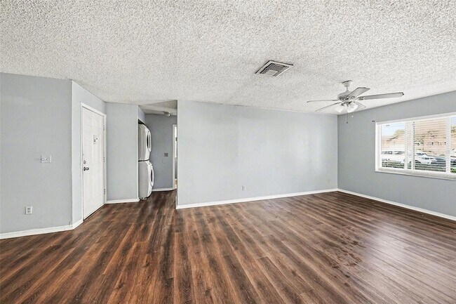 Building Photo - 550 Golden Raintree Pl