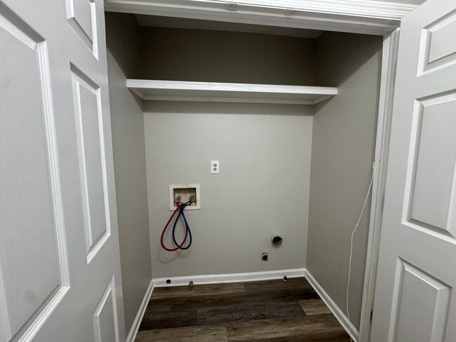Building Photo - Charming 2-bedroom, 2.5-bath Townhome