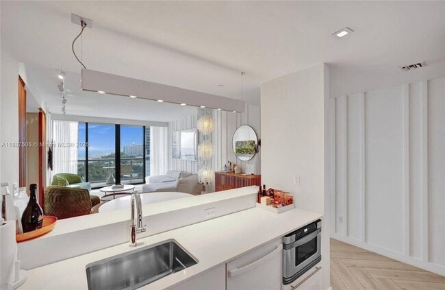 Building Photo - 2201 Collins Ave