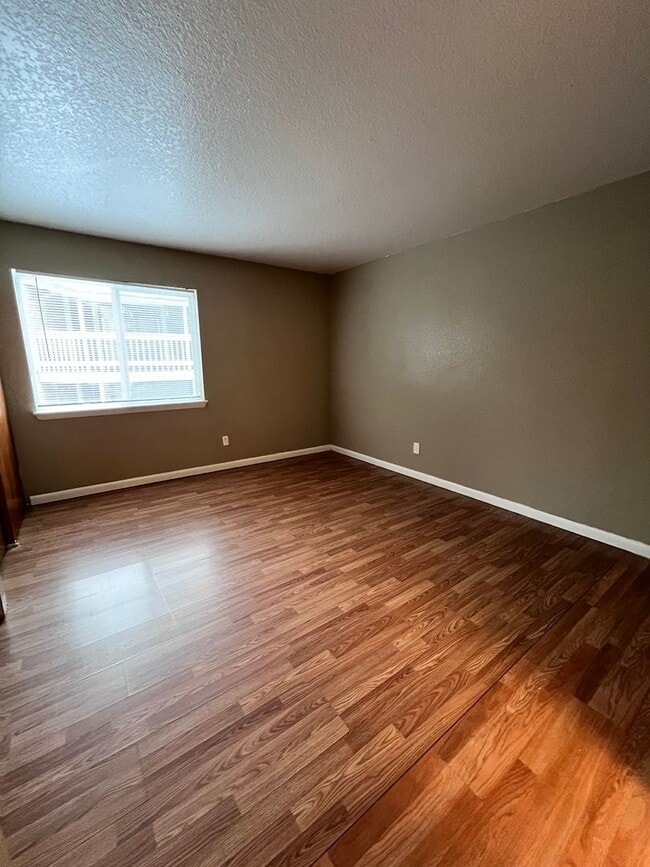 Building Photo - Large 3-bedroom 2 Bathroom in Robinwood! **Special**