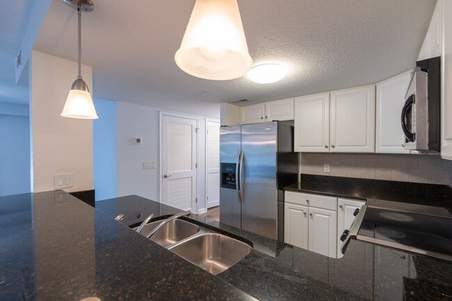 Building Photo - MOVE IN READY 2-bedroom in Virginia Beach!