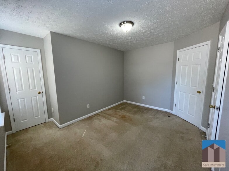 Building Photo - 2345 Delfern Dr