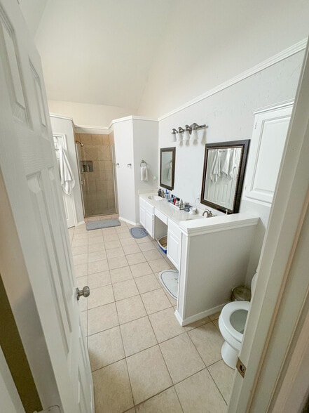Building Photo - 2223 Meadowstone Dr
