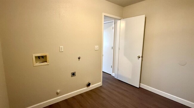 Building Photo - 121 W 2nd St