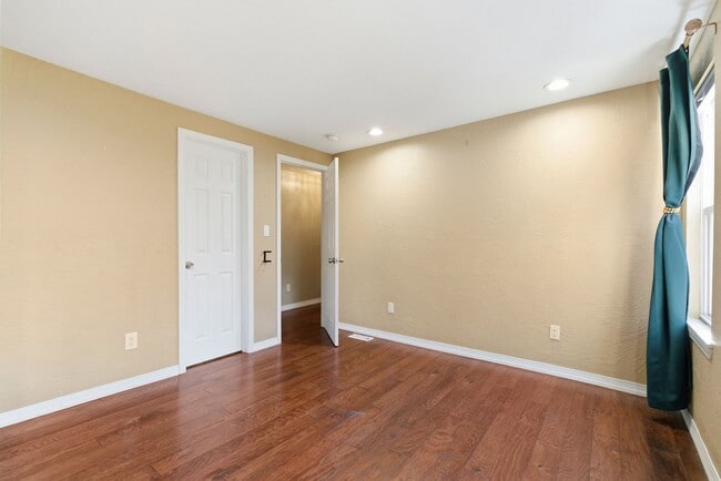 Building Photo - Charming 3 Bedroom/4 Bathroom Detached Home Located In The South Side Flats.  Available Immediately.