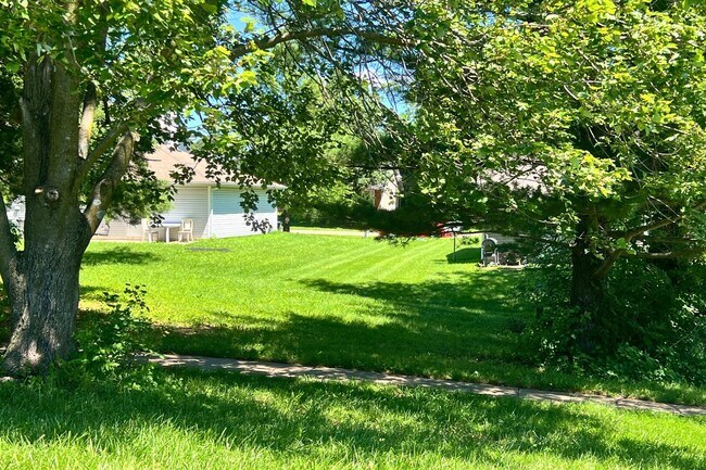 Building Photo - 2509 Hollyhock Dr