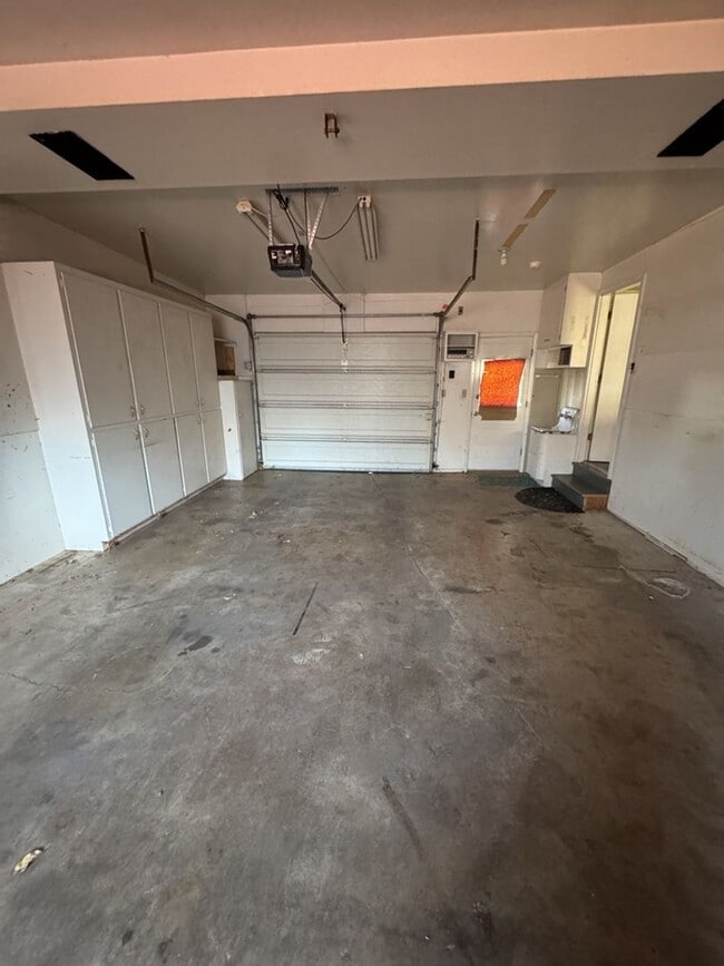 Building Photo - STUDENTS WELCOME! 5-Bedroom / 3-Bathroom Tri-Level Home Two Miles from CSU