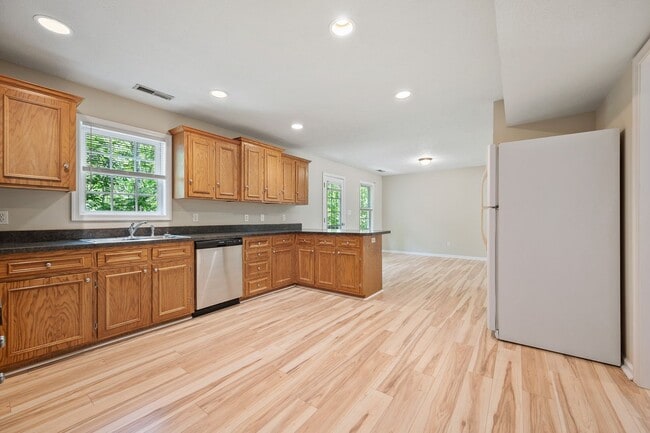 Building Photo - 4 Bedroom Home in Lynchburg