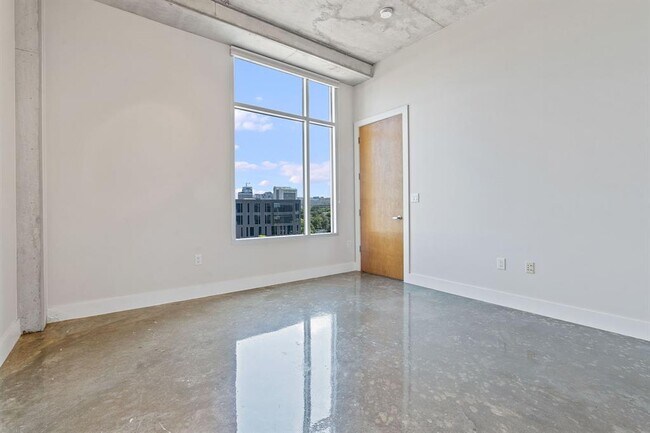 Building Photo - 800 W 5th St