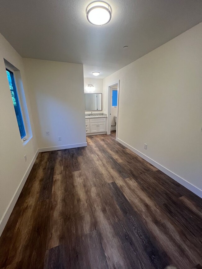 Building Photo - Beautiful Newly Constructed 2BR Cottage in...