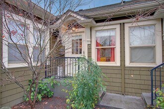 Building Photo - 421 10th Ave E