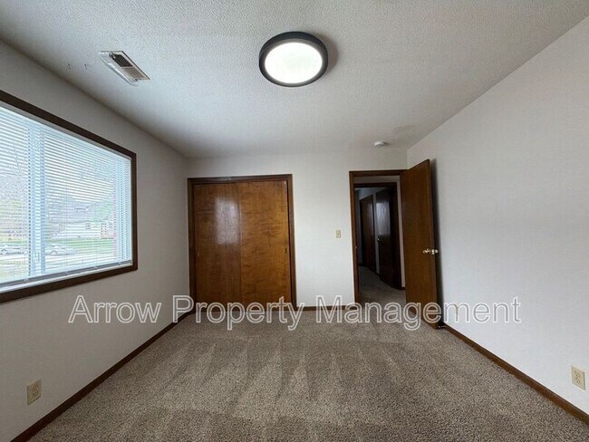 Building Photo - 3831 S 46th St