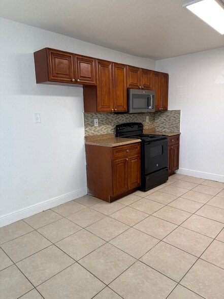 Building Photo - 1096 W 28th St