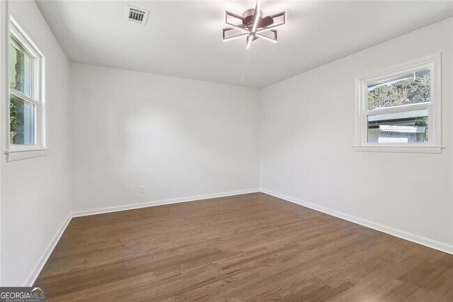 Building Photo - 2219 Lisa Dr SE