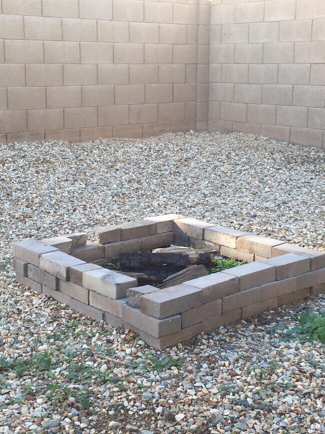 Building Photo - 17634 W Mandalay Ln